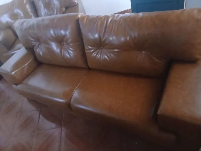 Sofá estofado estilo Júlia em couro sintético tipo caramelo três lugares