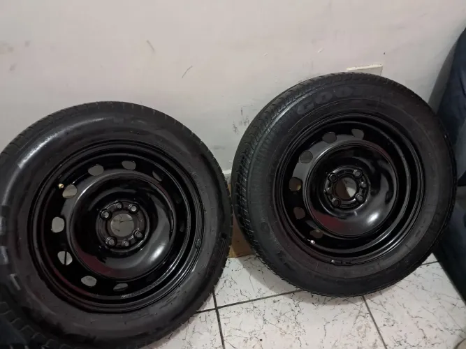 JOGO DE RODAS FIAT ARO 15  E 14 DE FERRO COM CALOTAS   VENDO SEPARADOS TAMBEM 200 CADA 