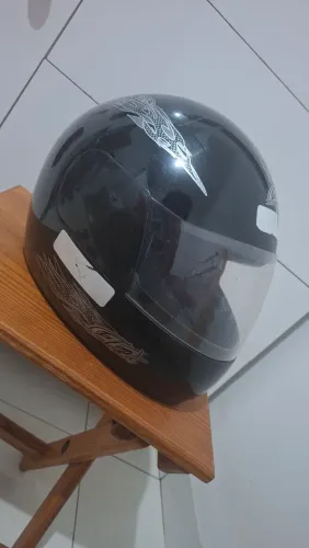 Capacete preto tamanho 60