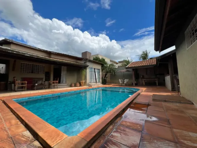 Casa térrea de 306m² com 03 quartos sendo 01 suíte e área gourmet com piscina à venda - Ci