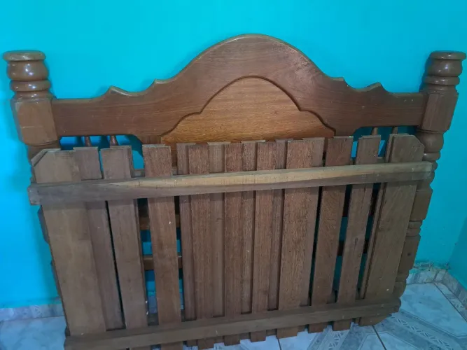 Cama de casal de madeira excelente 