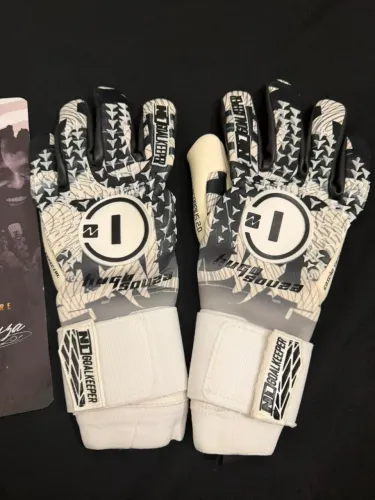 Luva Goleiro Hugo Souza.