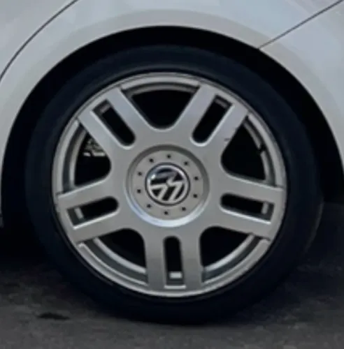 Vendo roda com pneus aro 17 vw vr6 originais