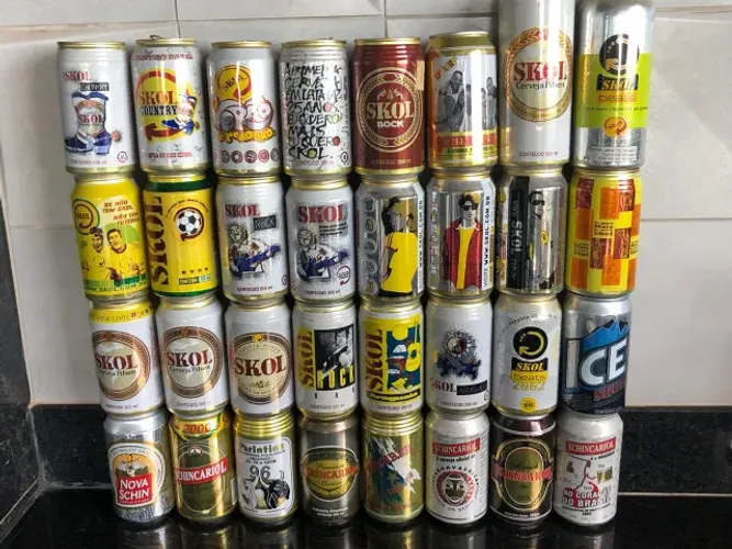 Coleção com 32 latinhas de cerveja antigas Skol e Schincariol