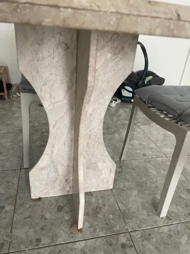 Mesa de mármore com 4 cadeiras