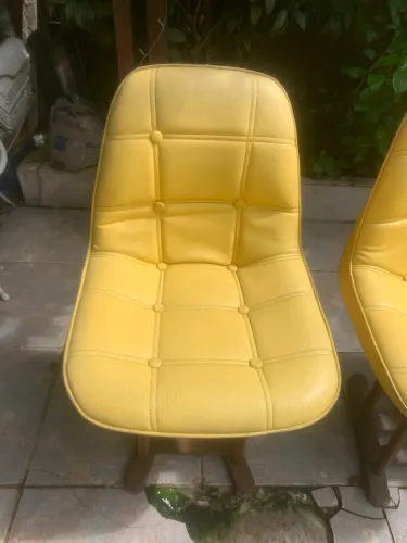 4 cadeiras estofado amarelo base de madeira