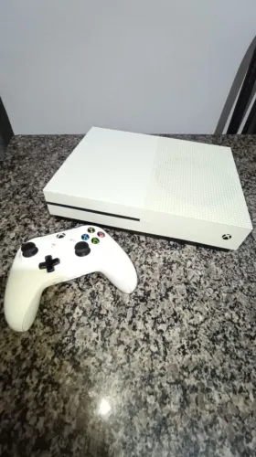 XBOX ONE S , SEMI NOVO , 500gb DE ARMAZENAMENTO E COM 1 CONTROLE
