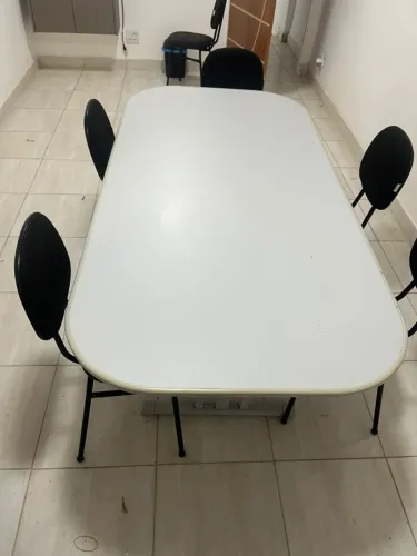 Conjunto de mesa e cadeiras para sala de reunião