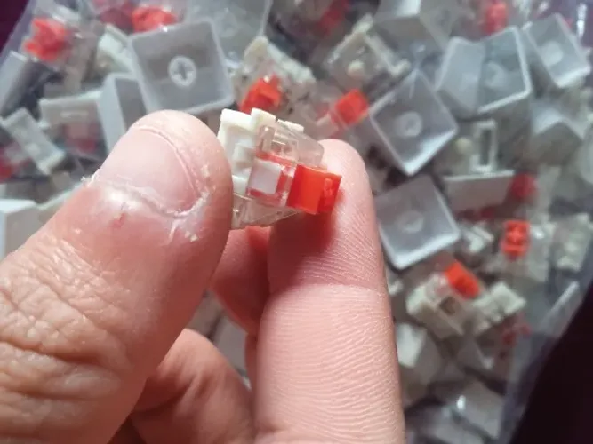 Teclas e switches originais para teclado mecânico Redragon Kumara branco.