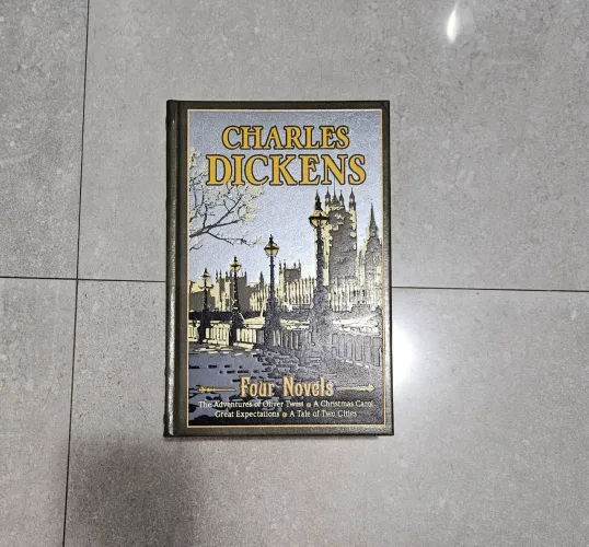 Livro Charles Dickens- em inglês 