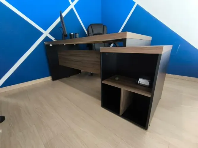 MESA DE ESCRITÓRIO COM GAVETAS