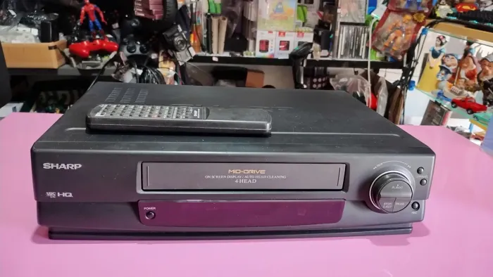 Vídeo cassete Sharp com controle