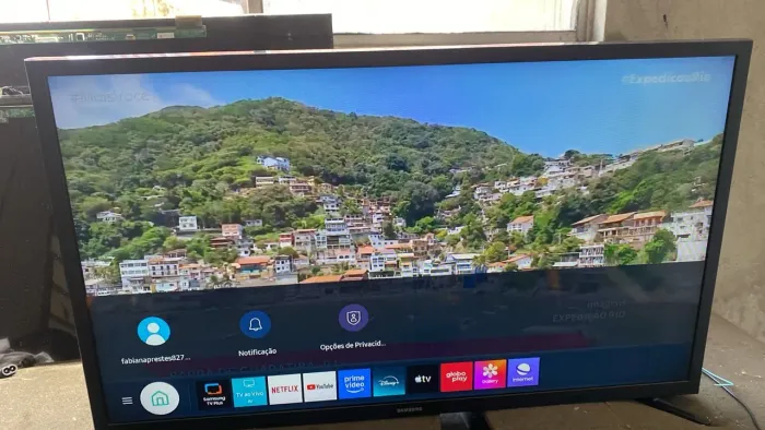Vende-se uma TV Samsung 32 polegadas smart tudo funcionando perfeitamente pegue controle