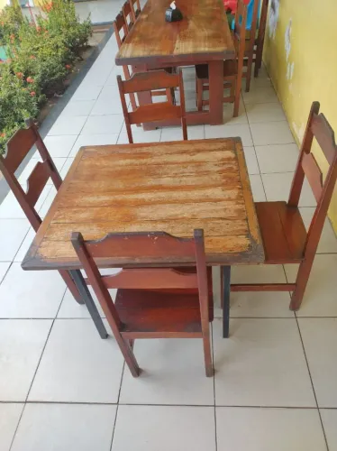 Vendos jogos de mesa de madeira com 4 Cardeira.