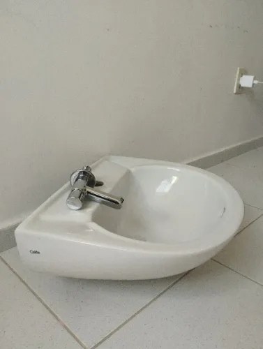 Pia para banheiro com torneira