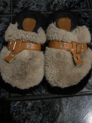 mule/pantufa peluciado com fivela tamanho 39 (veste 36/37) R$