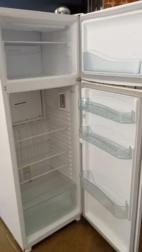 Vende-se geladeira ganhei de um morador ele comprou outra se desfez dessa