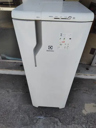 Geladeira Electrolux degelo seco modelo RÉ 31 240 litros funcionando perfeitamente.