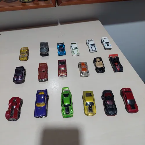 Coleção de Carrinhos da Hotwheels - 18 carrinhos