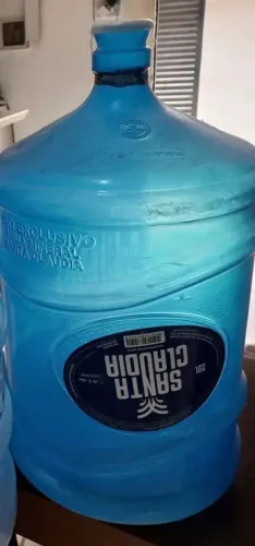 Vendo Garrafões de água Santa Claudia 