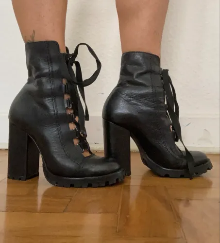 Bota 35 salto alto tratorado couro legitimo Schutz pouco uso