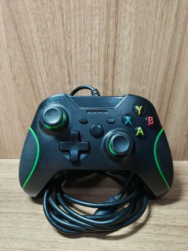 CONTROLE COM FIO PARA XBOX ONE / SERIES X|S - COMPATÍVEL - PRETO E VERDE