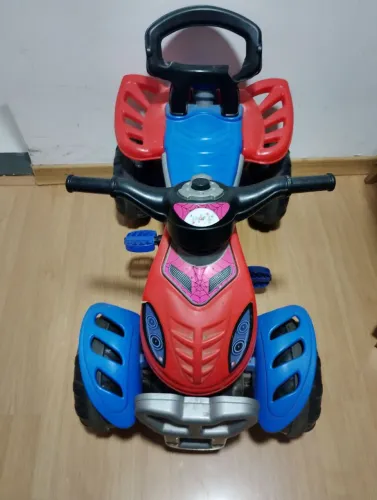 Vende-se quadriciclo infantil 