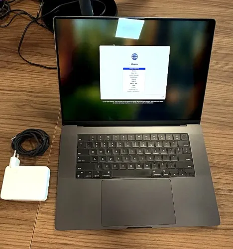 Apple Macbook Pro 16" M3 16GB RAM 512GB SSD Cinza-espacial