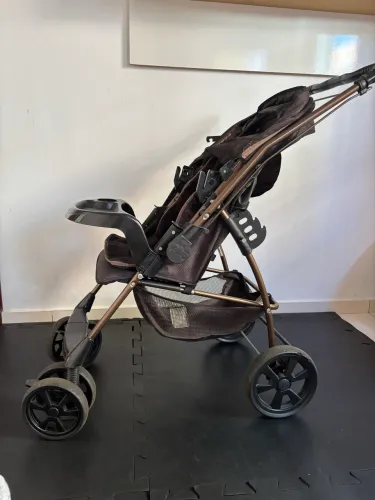 Carrinho de Bebê com Bebê Conforto Galzerano 
