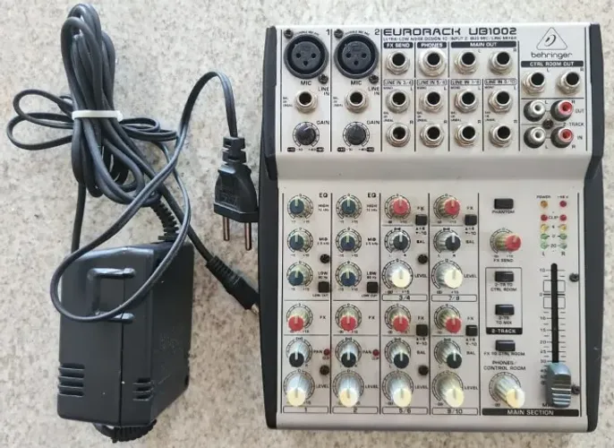 Mesa de som Behringer Eurorack UB1002