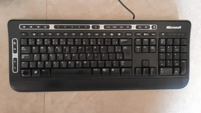 Teclado Usado com fio USB Microsoft Digital Media Keyboard 3000.
