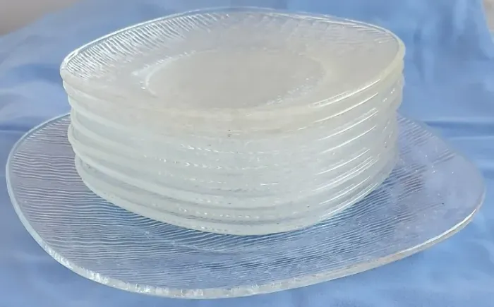 Jogo prato de bolo, 9 peças em vidro branco transparente e pedrado.