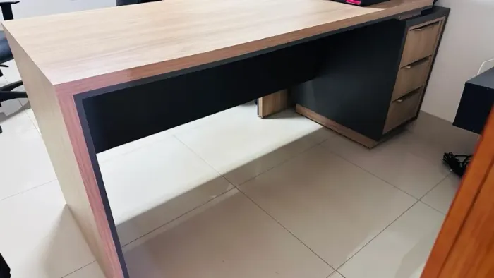 Mesa com gaveteiro
