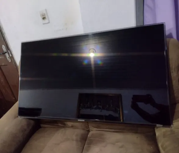 Vendo tv Samsung smart 46 polegadas ela está funcionando só está com essas listras na tela
