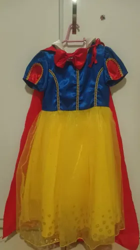Fantasias Unicórnio, Cinderela e Branca de Neve, veste 5, 6 e 7 anos.