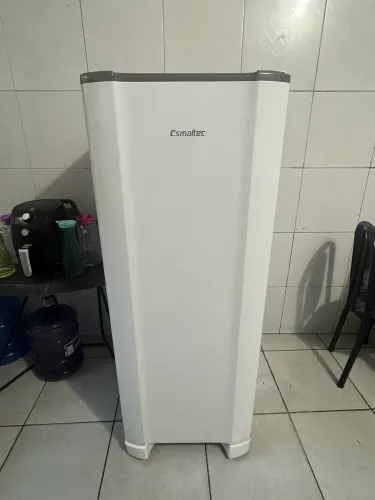 Vendo geladeira Esmaltec semi nova funcionando perfeitamente