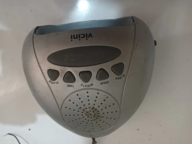 um rádio relógio digital da marca Vicini,