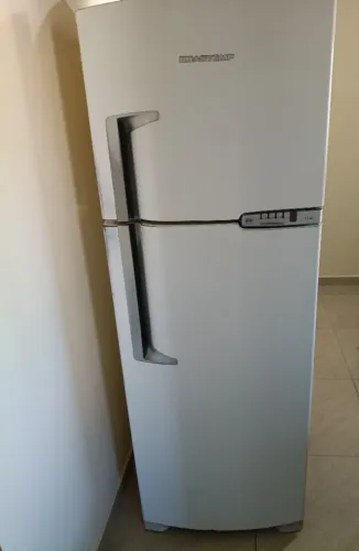 Geladeira Brastemp duplex funcionando perfeitamente, com a gaveta de legumes quebrada