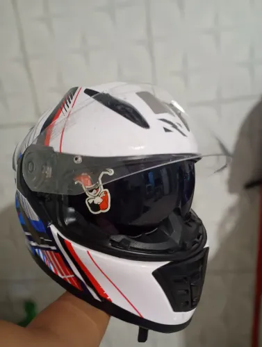 Vende se capacete norisk com fone de ouvido 