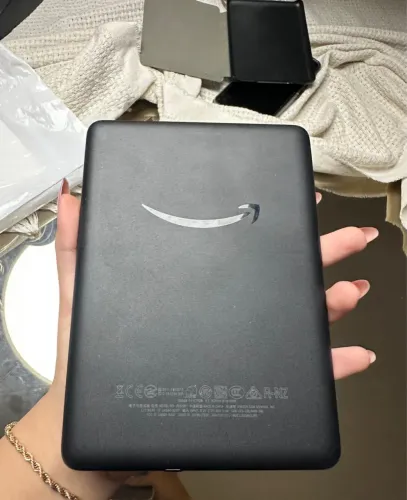 Kindle 10ª geração, 6gb, com poucas marcas de uso, cor preta.