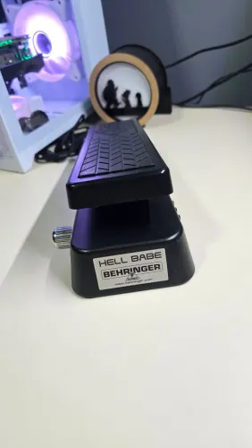 Pedal Wah Wah Behringer Hellbabe 