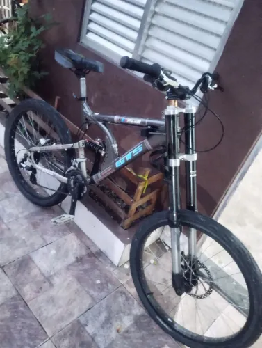 Bicicleta Downhill aro 26 gts