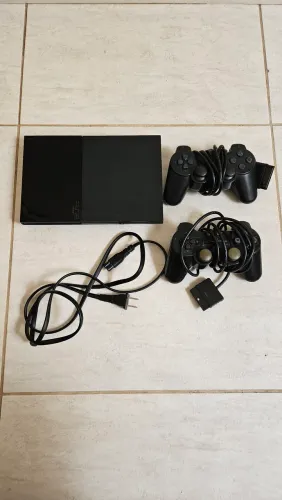 PlayStation 2 Slim (Fonte Interna) DESTRAVADO + 2 Controles 