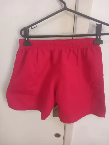 Short curto vernelho com um.bolso traseiro e listras verticais laterais na cor cinza