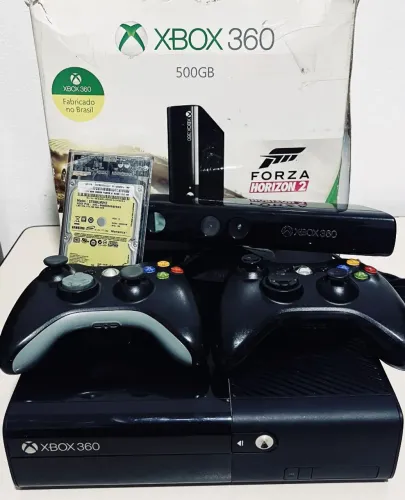 Consola Xbox 360 Super Slim / E Completa com 2 Controlos, Kinect e HD de 500GB