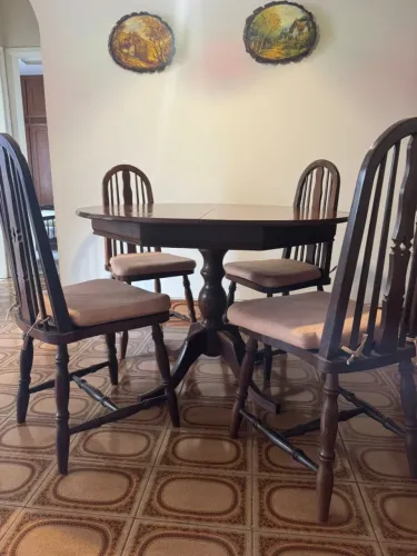 Mesa de Jantar Extensível Antiga + 4 Cadeiras de Madeira