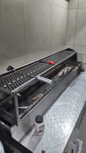 Churrasqueira de espetinho com motores individuais espetos giratório