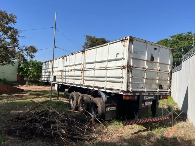 Carreta LS Randon com Peneus meia vida