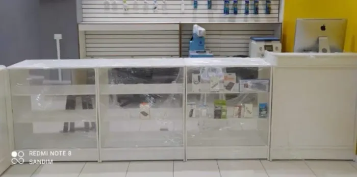 Balcão Caixa + 4 vitrine MDF estado de NOVO.