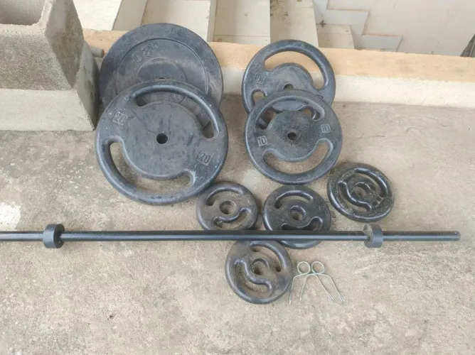 Kit 70kg de anilhas + barra + presilhas para supino agachamento levantamento pesos